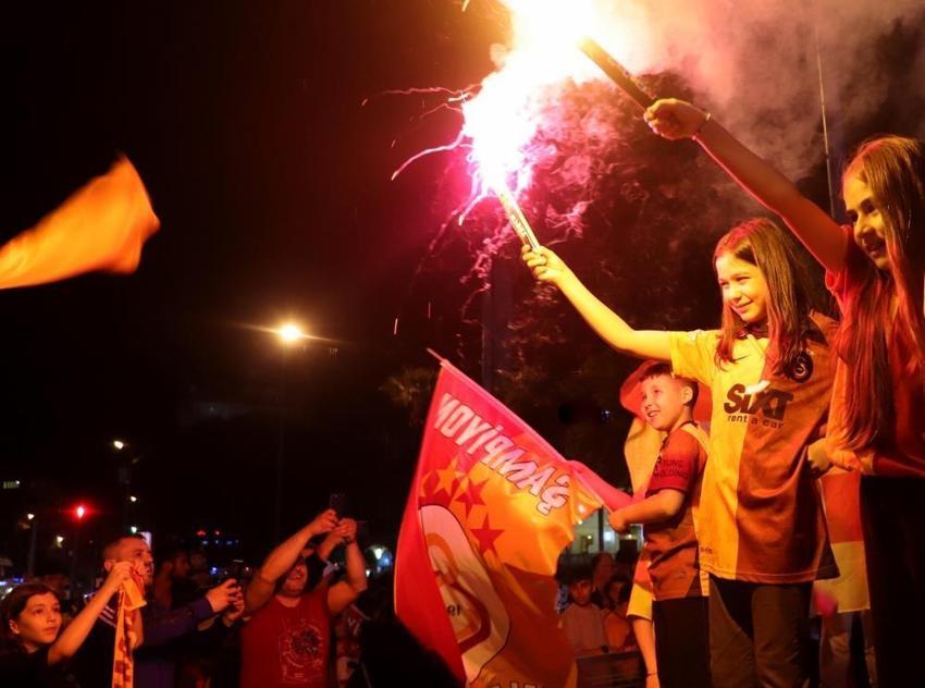 Galatasaray taraftarı şampiyonluğu doyasıya kutluyor! Kupa töreni saati de belli oldu