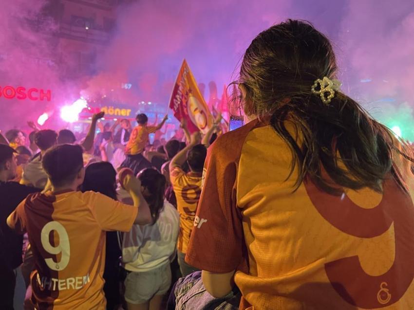 Galatasaray taraftarı şampiyonluğu doyasıya kutluyor! Kupa töreni saati de belli oldu