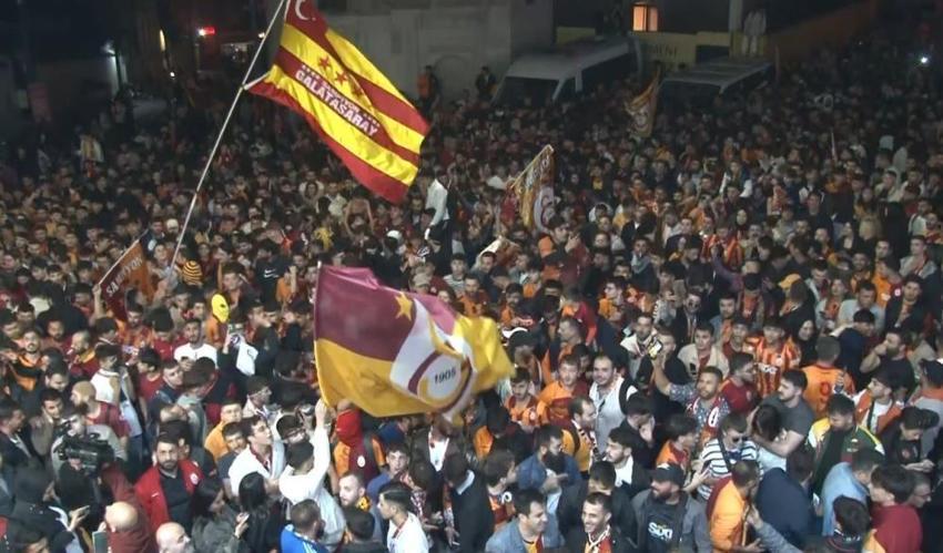 Galatasaray taraftarı şampiyonluğu doyasıya kutluyor! Kupa töreni saati de belli oldu