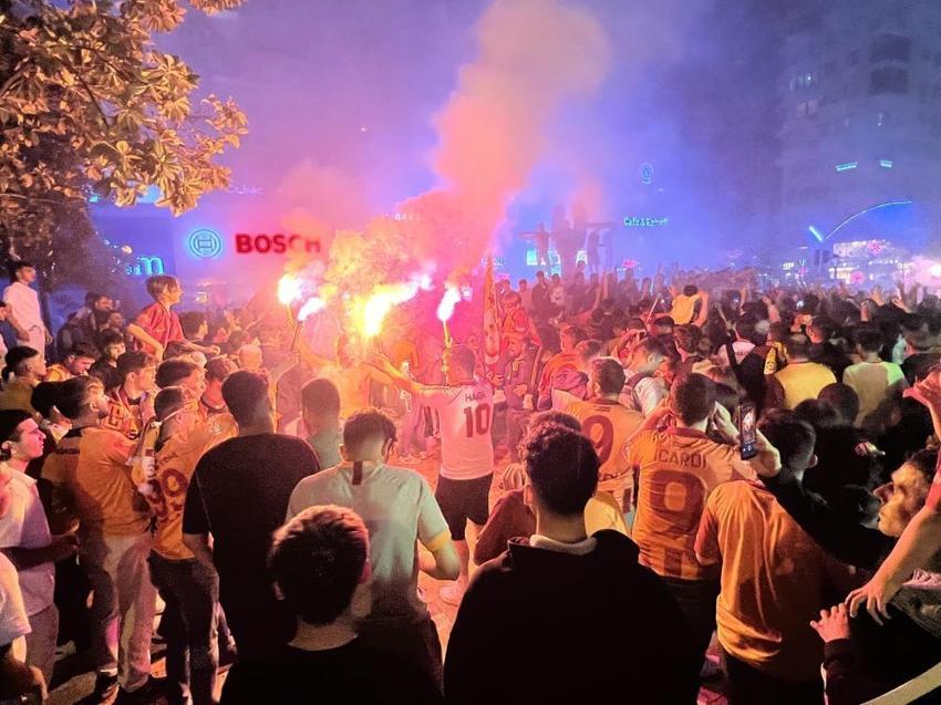 Galatasaray taraftarı şampiyonluğu doyasıya kutluyor! Kupa töreni saati de belli oldu