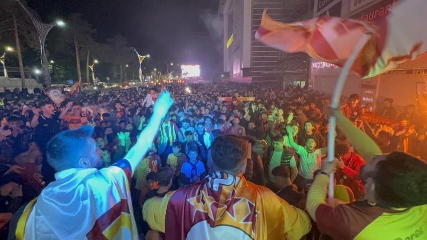 Galatasaray taraftarı şampiyonluğu doyasıya kutluyor! Kupa töreni saati de belli oldu