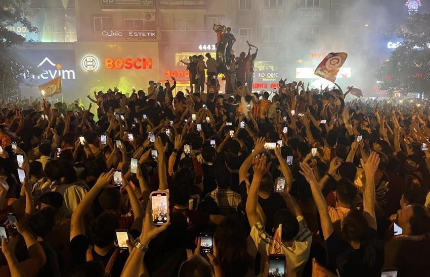 Galatasaray taraftarı şampiyonluğu doyasıya kutluyor! Kupa töreni saati de belli oldu