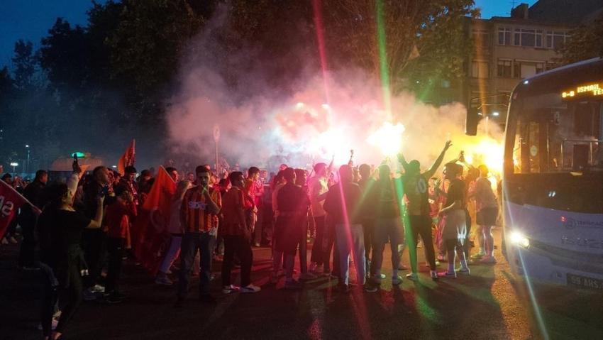 Galatasaray taraftarı şampiyonluğu doyasıya kutluyor! Kupa töreni saati de belli oldu