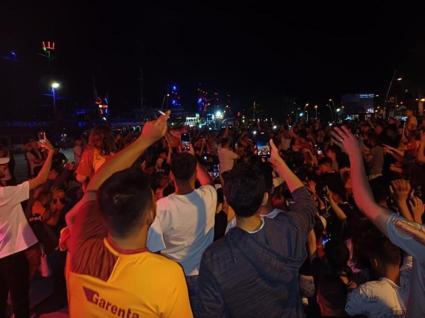 Galatasaray taraftarı şampiyonluğu doyasıya kutluyor! Kupa töreni saati de belli oldu