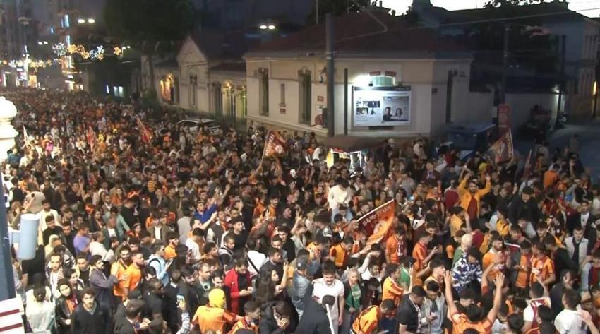 Galatasaray taraftarı şampiyonluğu doyasıya kutluyor! Kupa töreni saati de belli oldu