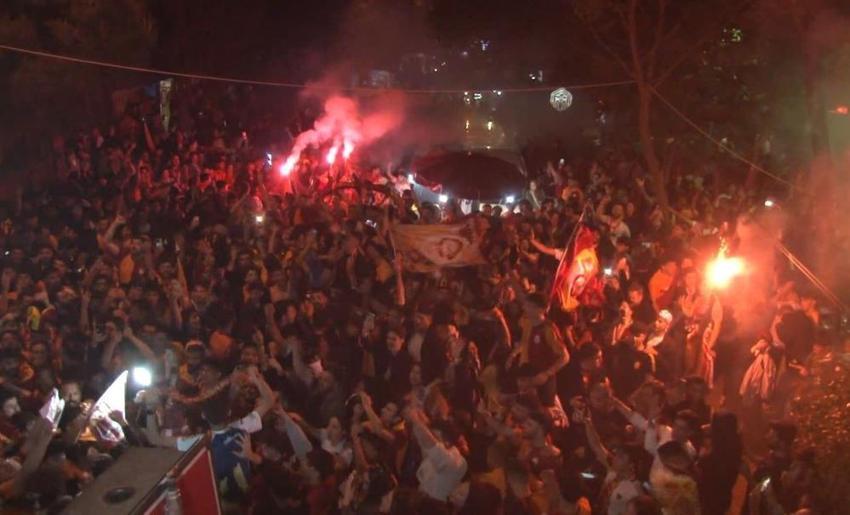 Galatasaray taraftarı şampiyonluğu doyasıya kutluyor! Kupa töreni saati de belli oldu