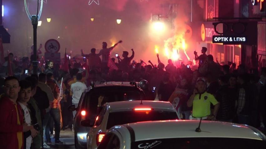 Galatasaray taraftarı şampiyonluğu doyasıya kutluyor! Kupa töreni saati de belli oldu