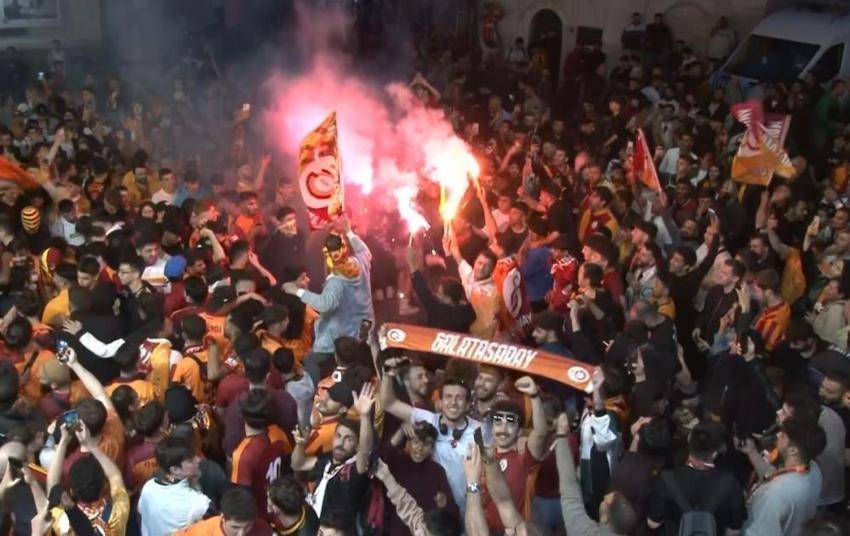 Galatasaray taraftarı şampiyonluğu doyasıya kutluyor! Kupa töreni saati de belli oldu
