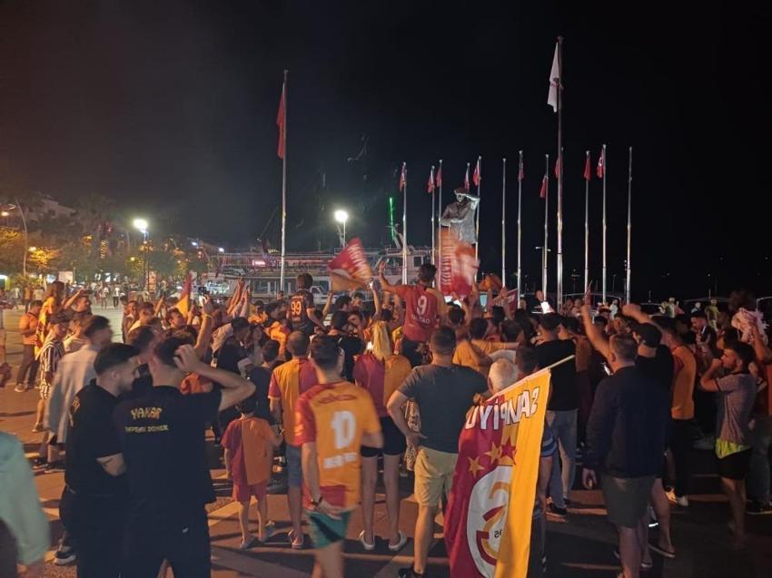 Galatasaray taraftarı şampiyonluğu doyasıya kutluyor! Kupa töreni saati de belli oldu