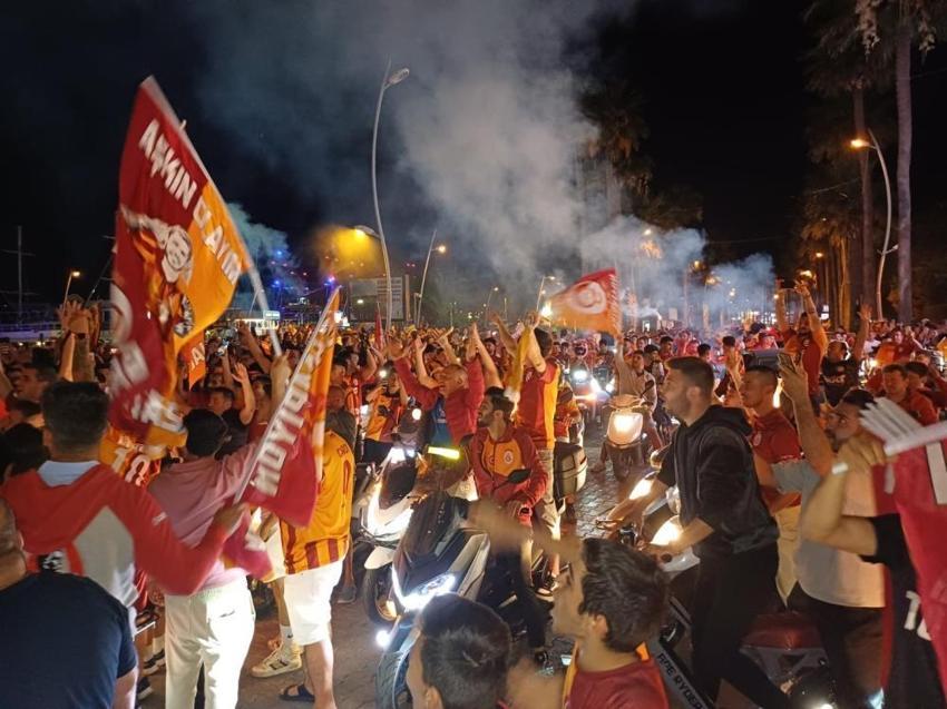 Galatasaray taraftarı şampiyonluğu doyasıya kutluyor! Kupa töreni saati de belli oldu