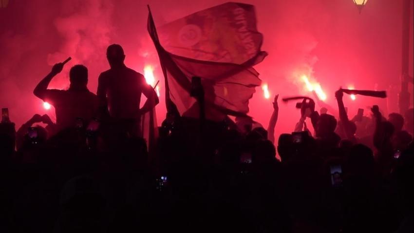 Galatasaray taraftarı şampiyonluğu doyasıya kutluyor! Kupa töreni saati de belli oldu