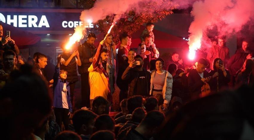 Galatasaray taraftarı şampiyonluğu doyasıya kutluyor! Kupa töreni saati de belli oldu