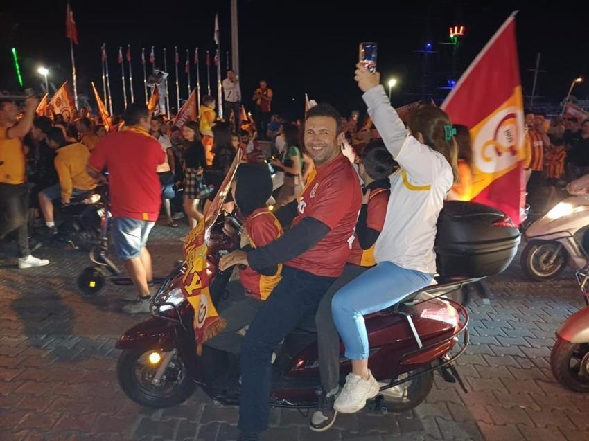 Galatasaray taraftarı şampiyonluğu doyasıya kutluyor! Kupa töreni saati de belli oldu