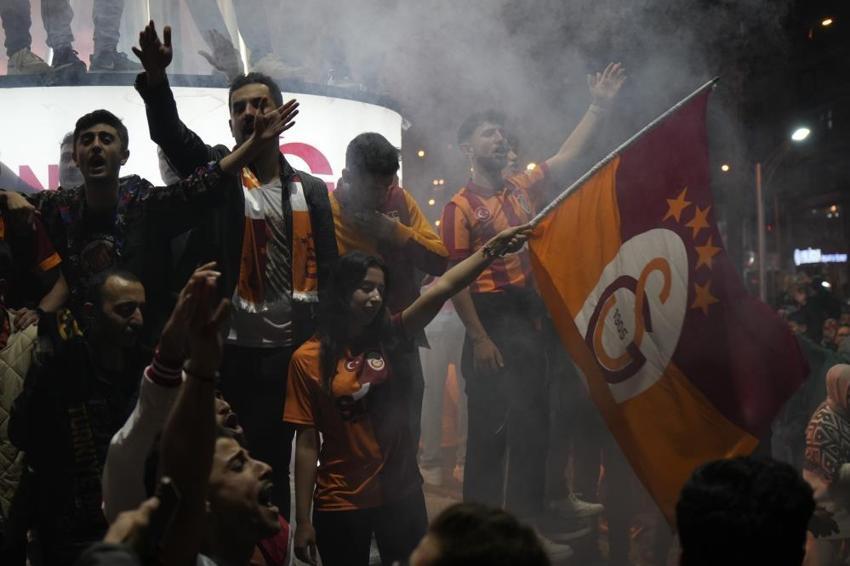 Galatasaray taraftarı şampiyonluğu doyasıya kutluyor! Kupa töreni saati de belli oldu