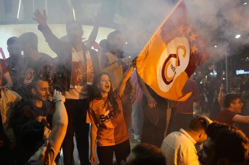 Galatasaray taraftarı şampiyonluğu doyasıya kutluyor! Kupa töreni saati de belli oldu