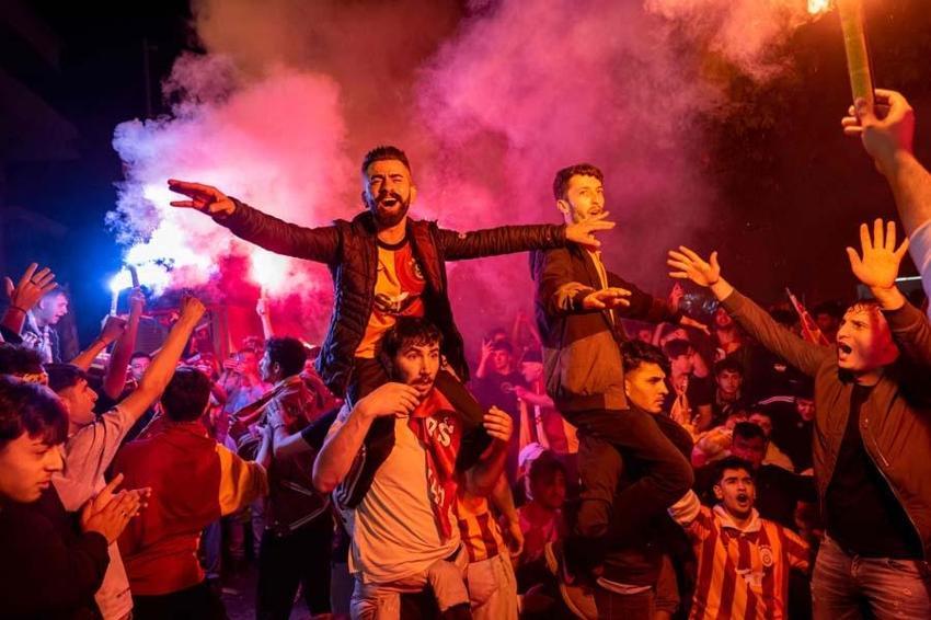 Mauro Icardi, Ali Koç forması giydi! Şampiyonluk kutlamasında Dries Mertens'in eşini ağlatan olay