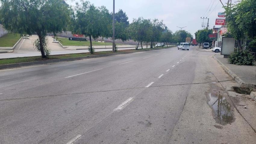 Adana'da öğretmenin öldüğü yola mahalleli üst geçit istiyor