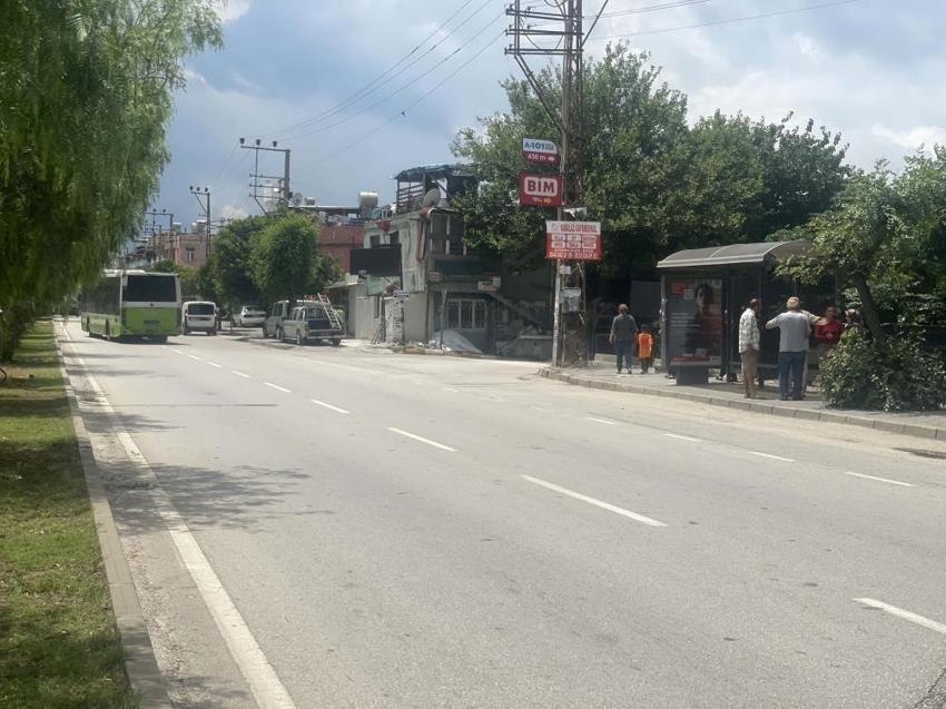 Adana'da öğretmenin öldüğü yola mahalleli üst geçit istiyor