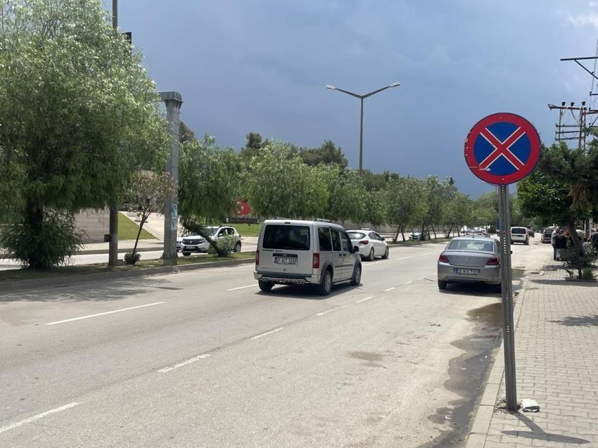 Adana'da öğretmenin öldüğü yola mahalleli üst geçit istiyor