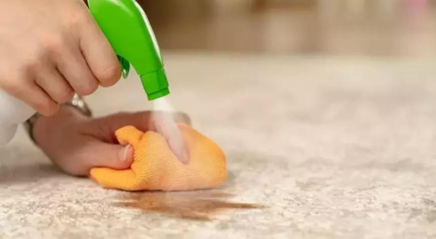 Halıda çay, kahve lekesi tek seferde söken tüyo; Ev hanımları bunu çok yapıyor