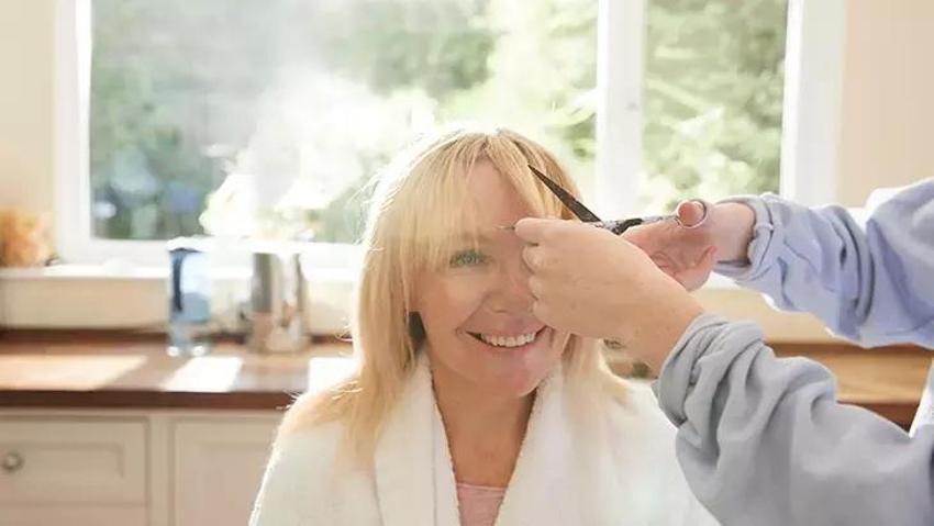 Kuaförler bu tüyoyu saklıyor! Evdeki 3 malzemeyle saçlar yumuşuyor; fön çekilmiş gibi elektriklenmiyor!