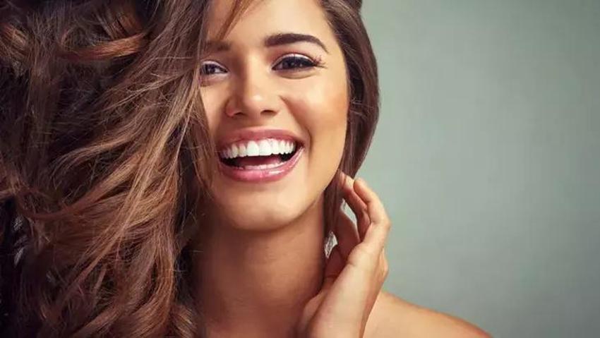 Kuaförler bu tüyoyu saklıyor! Evdeki 3 malzemeyle saçlar yumuşuyor; fön çekilmiş gibi elektriklenmiyor!