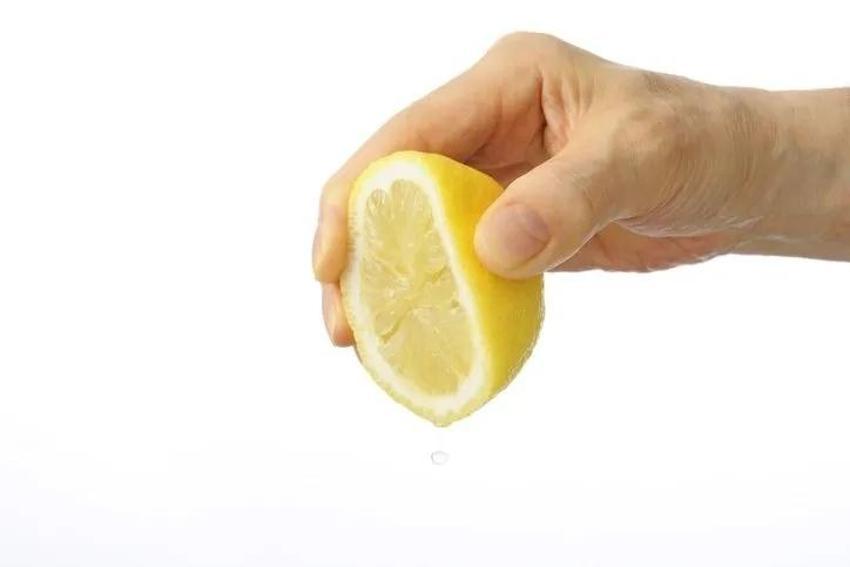 Bir bardak dökün, çamaşır makinesinde çalıştırmadan bekletin; Çarşaf, nevresim kristal gibi parlıyor! Ev kadınları mutlaka öğrenin!