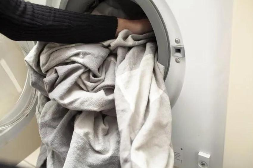 Bir bardak dökün, çamaşır makinesinde çalıştırmadan bekletin; Çarşaf, nevresim kristal gibi parlıyor! Ev kadınları mutlaka öğrenin!