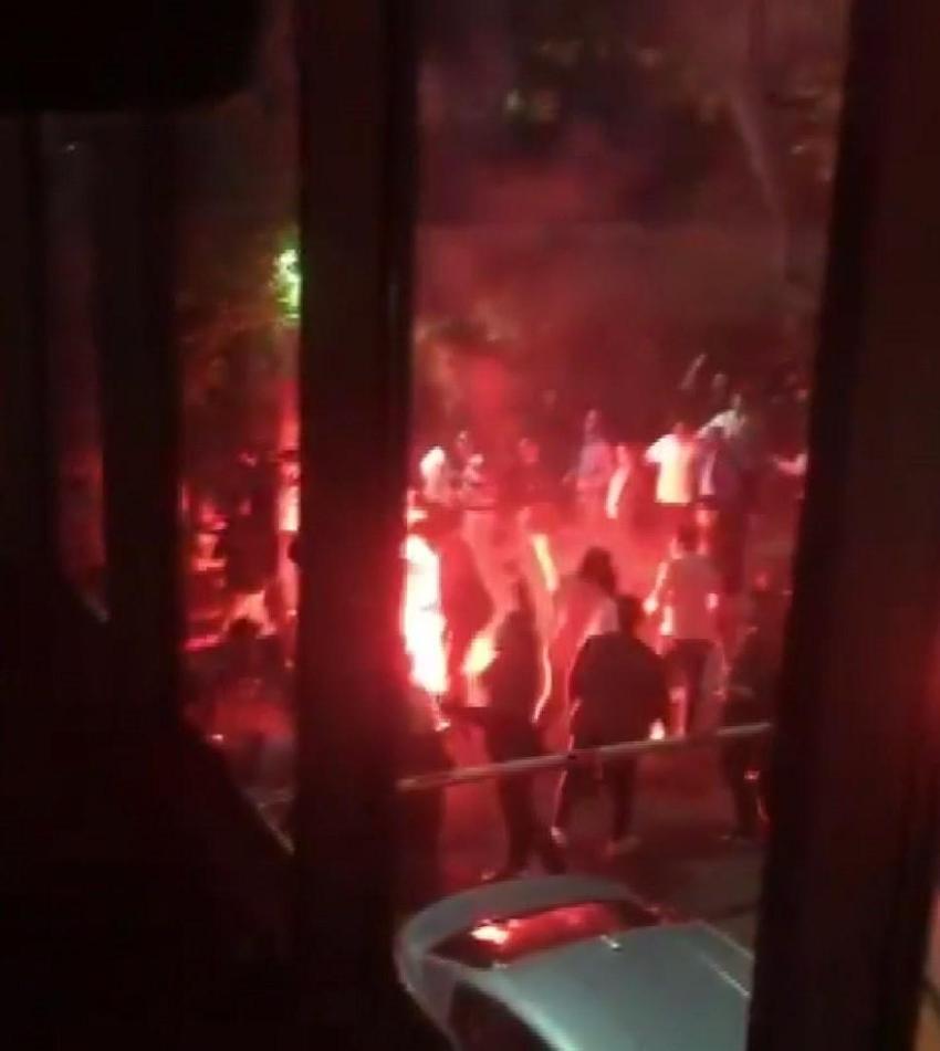 Kadıköy'de Fenerbahçeliler ile Galatasaraylılar birbirine girdi, dernek logosunu söküp böyle poz verdi