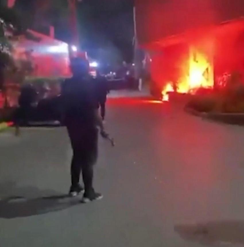 Kadıköy'de Fenerbahçeliler ile Galatasaraylılar birbirine girdi, dernek logosunu söküp böyle poz verdi