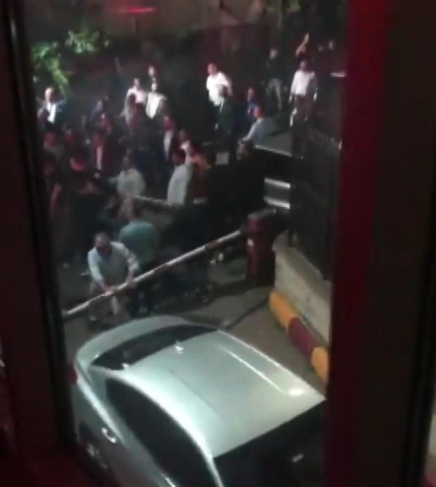 Kadıköy'de Fenerbahçeliler ile Galatasaraylılar birbirine girdi, dernek logosunu söküp böyle poz verdi