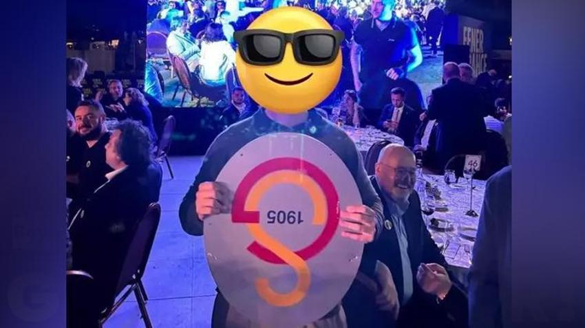 Kadıköy'de Fenerbahçeliler ile Galatasaraylılar birbirine girdi, dernek logosunu söküp böyle poz verdi