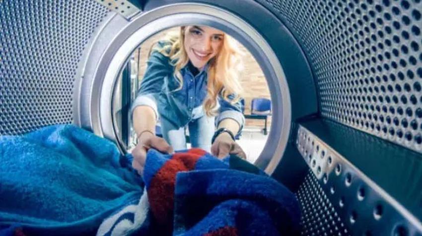 Çamaşır makinesine 1 tane poşet atın; 70'li yıllardan kalma tüyo! Giysiler sadece temizlenmiyor, tüy problemi de ortadan kalkıyor