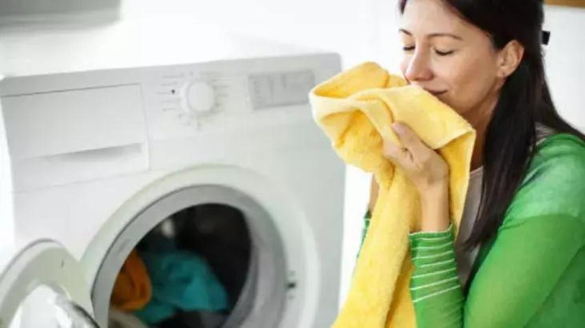 Çamaşır makinesine 1 tane poşet atın; 70'li yıllardan kalma tüyo! Giysiler sadece temizlenmiyor, tüy problemi de ortadan kalkıyor