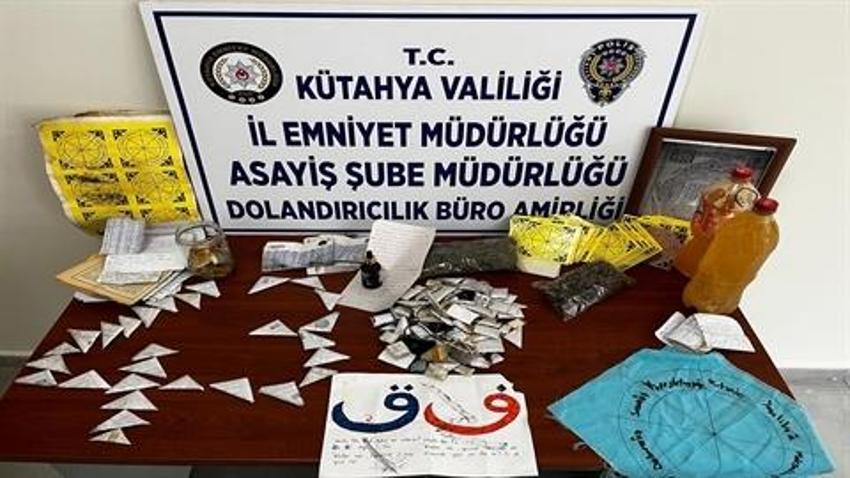 Metafizik büyü tarifesi ile dolandırıcılığa 4 gözaltı: Kapıdaki tabela şaşkına çevirdi