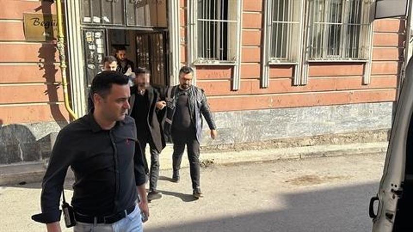 Metafizik büyü tarifesi ile dolandırıcılığa 4 gözaltı: Kapıdaki tabela şaşkına çevirdi