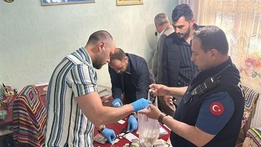 Metafizik büyü tarifesi ile dolandırıcılığa 4 gözaltı: Kapıdaki tabela şaşkına çevirdi