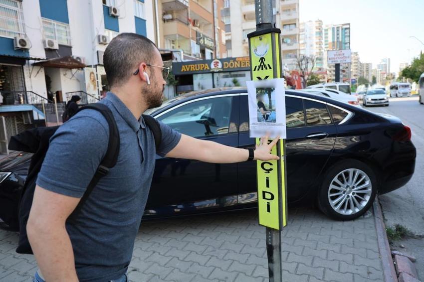 Bu ilana bir bakan bir daha bakıyor: 'Gördüğünüz yerde tükürün'