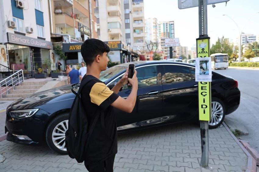 Bu ilana bir bakan bir daha bakıyor: 'Gördüğünüz yerde tükürün'