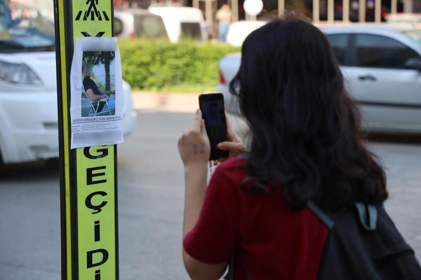 Bu ilana bir bakan bir daha bakıyor: 'Gördüğünüz yerde tükürün'