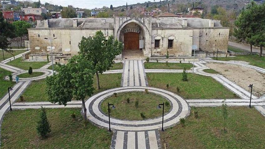 Kale kadar sağlam mimari: Osmanlı mirası Kurtkulağı Kervansarayı ziyaretçilerini ağırlıyor