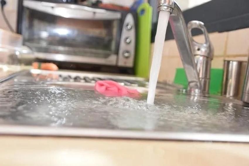 Mutfağınızda bunu sakın yapmayın! Tıkanmış boruları temizlerken patlatıyor: Tesisatçı çağırtan hata diyorlar