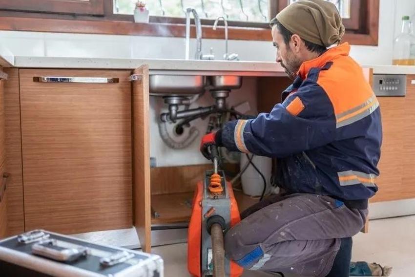 Mutfağınızda bunu sakın yapmayın! Tıkanmış boruları temizlerken patlatıyor: Tesisatçı çağırtan hata diyorlar