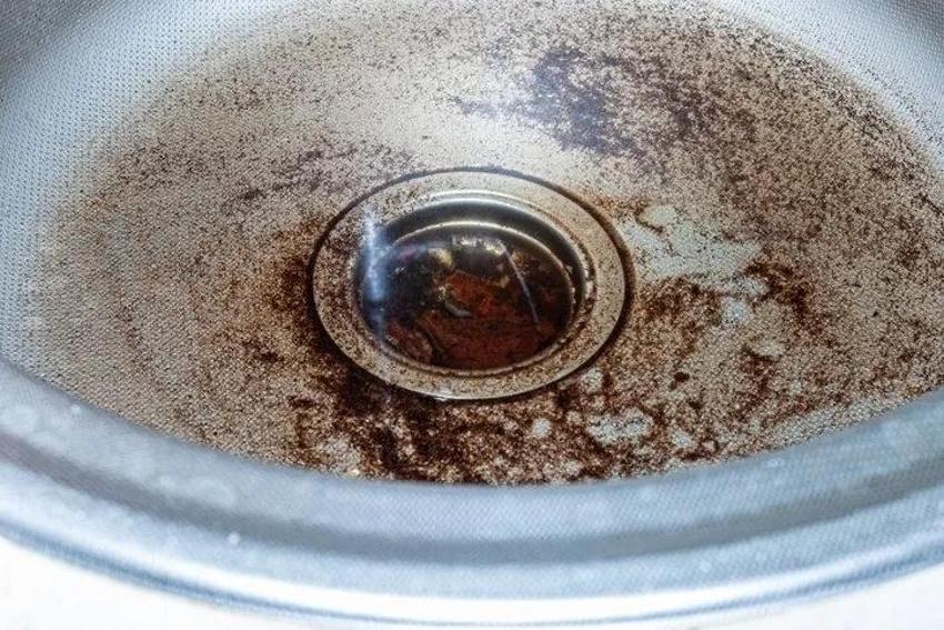 Mutfağınızda bunu sakın yapmayın! Tıkanmış boruları temizlerken patlatıyor: Tesisatçı çağırtan hata diyorlar