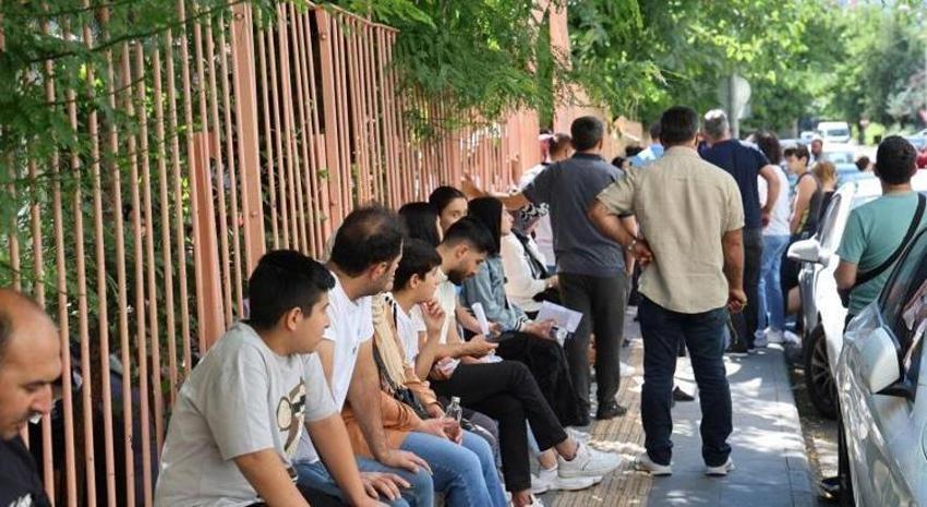 Türkiye'den LGS manzaraları! Kimi 1 dakikayla sınavı kaçırdı kimi kimliğini unuttu