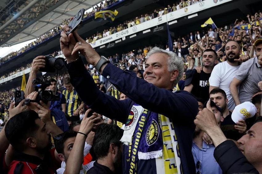 Ali Koç, Mourinho'ya müdahale etti! Elinden hemen aldı, Fenerbahçeliler izledi