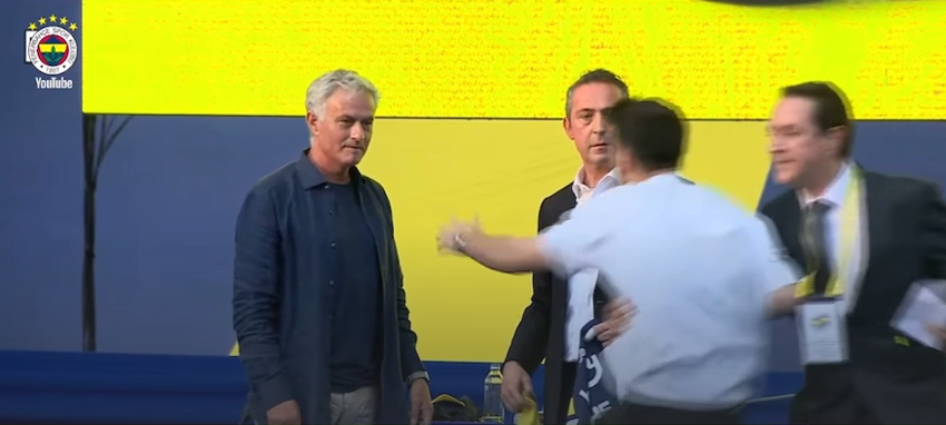 Ali Koç, Mourinho'ya müdahale etti! Elinden hemen aldı, Fenerbahçeliler izledi