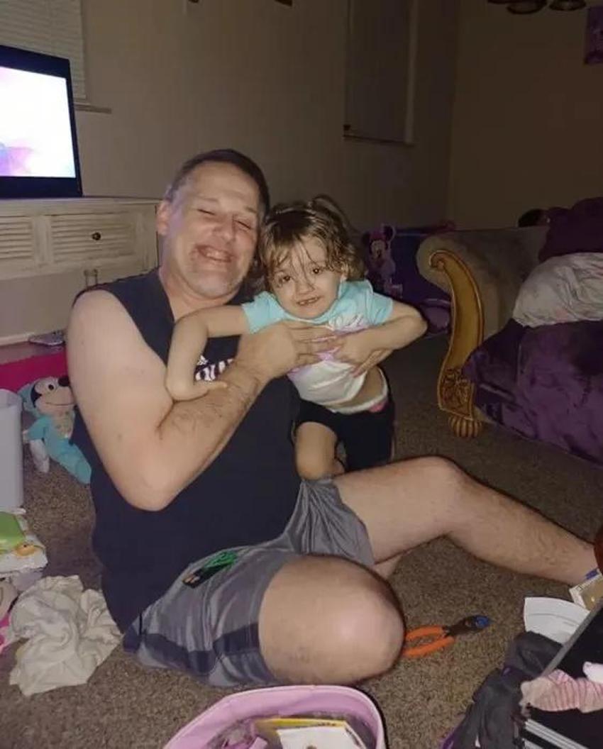 Diyabet hastası küçük kızını şekerle komaya soktu! Kızın morarmasına aldırış etmedi, yakayı böyle ele verdi