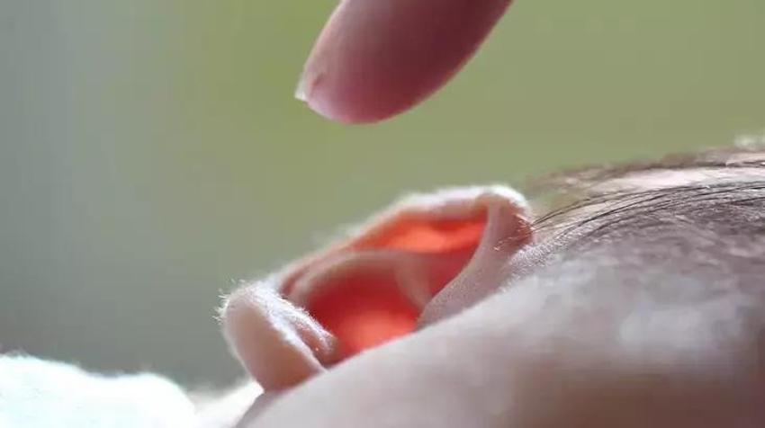 Kulaktaki kiri bir çırpıda dışarı atan tüyo; TikTok'ta salgın halde yayıldı