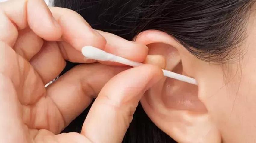 Kulaktaki kiri bir çırpıda dışarı atan tüyo; TikTok'ta salgın halde yayıldı
